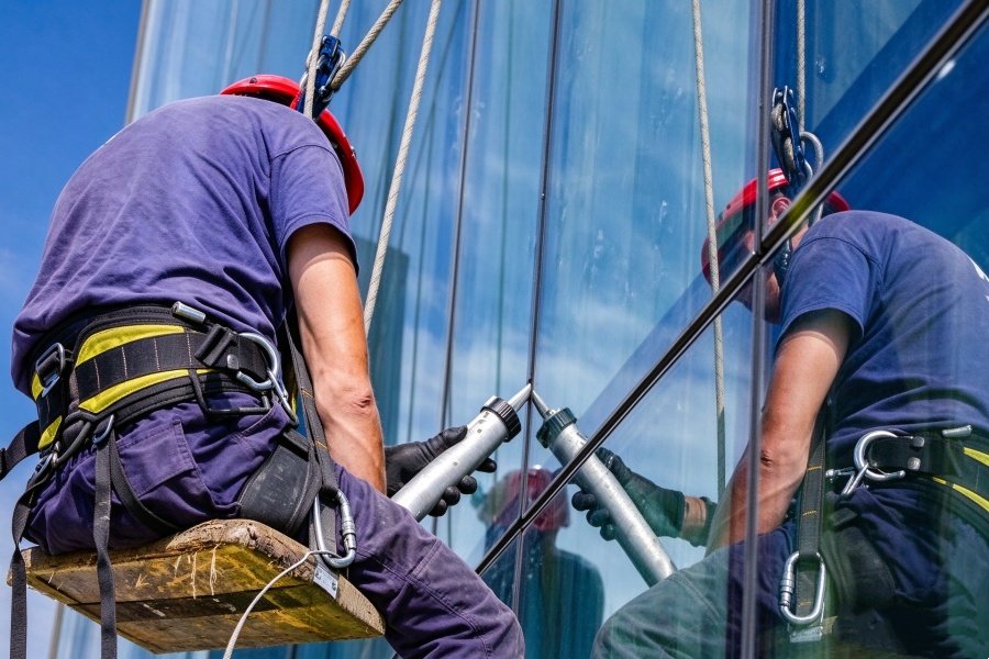 Curtain Wall Glazing Technicians Tooling Silicone Joint